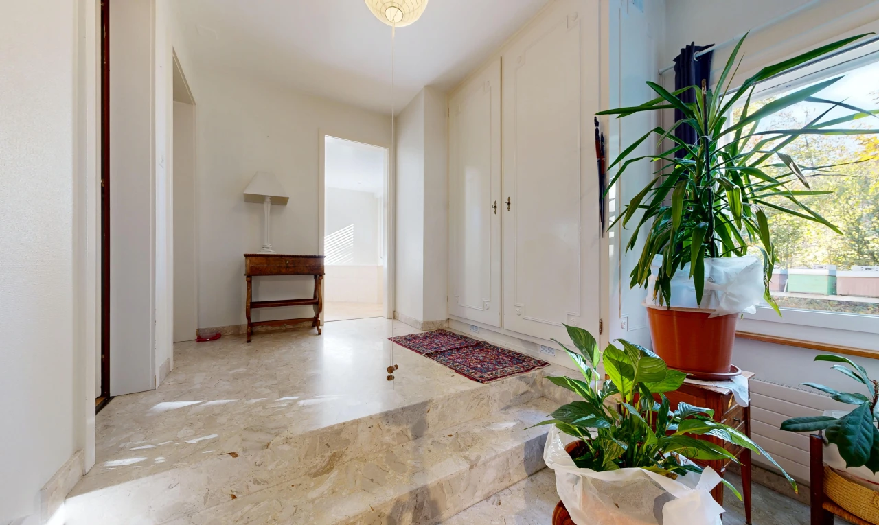 halle / korridor mit drywall, gipskartonwand, inside property, und light floor