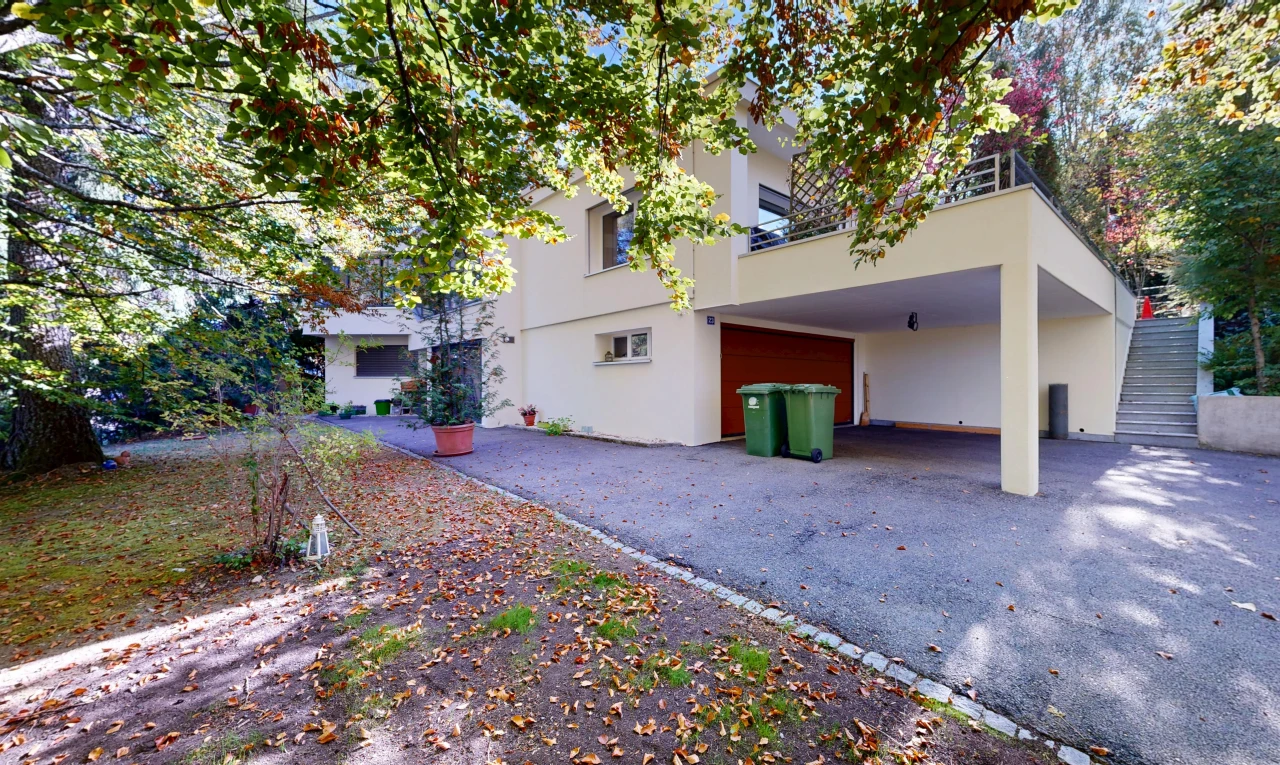 außenansicht mit stuckverkleidung, auffahrt, treppen, eingebaute garage, und property visible