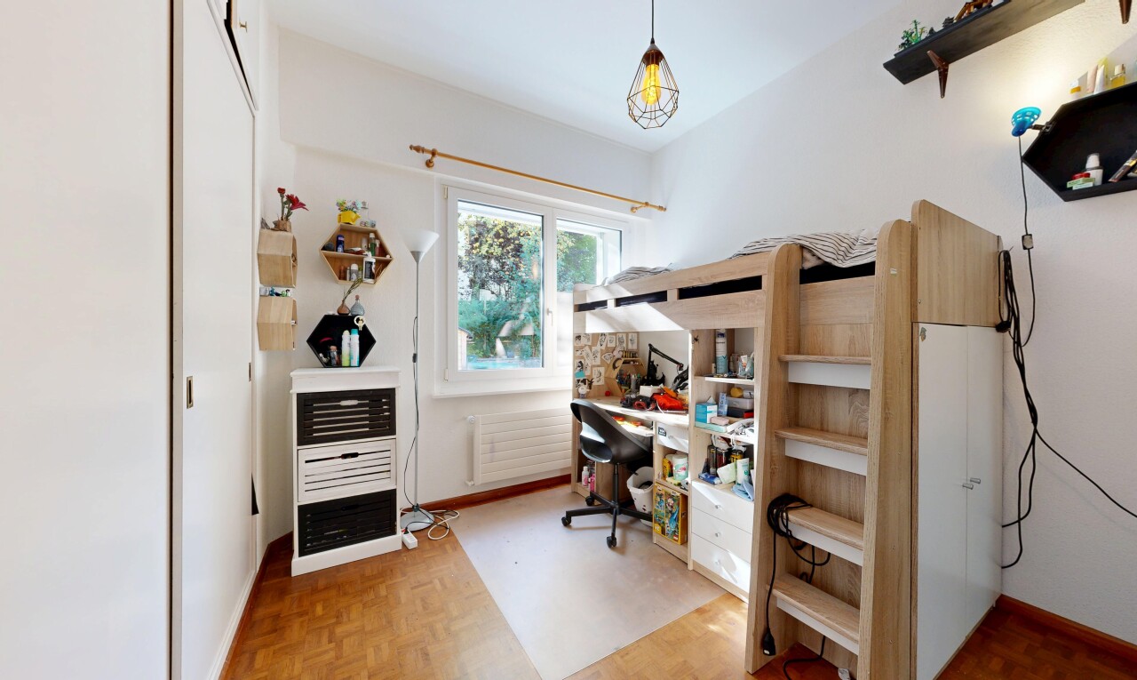 bureau avec espace bureau, wood finish floor, sol en finition bois, drywall, et cloison sèche