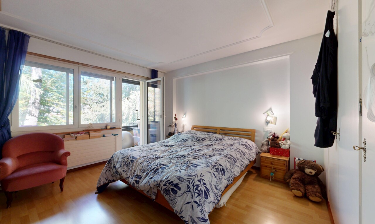 chambre avec drywall, cloison sèche, wood finish floor, sol en finition bois, et inside property