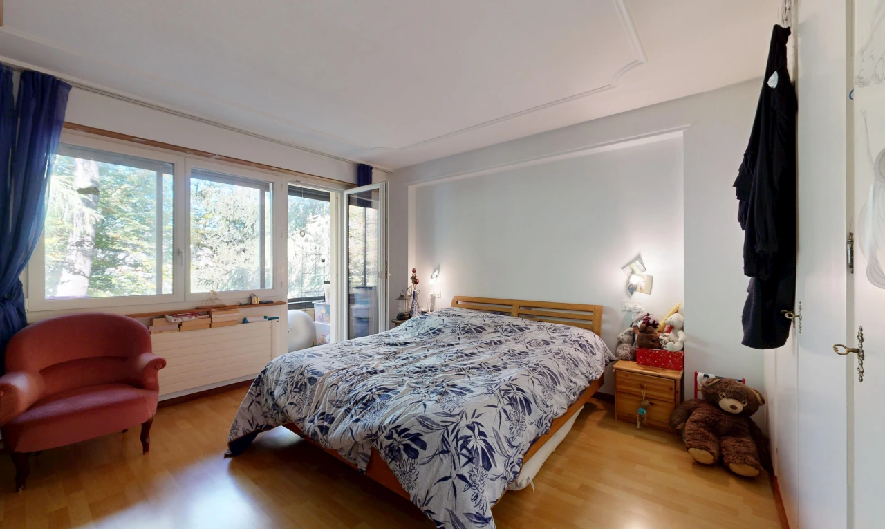 zimmer / schlafzimmer mit drywall, gipskartonwand, wood finish floor, holzfußboden, und inside property