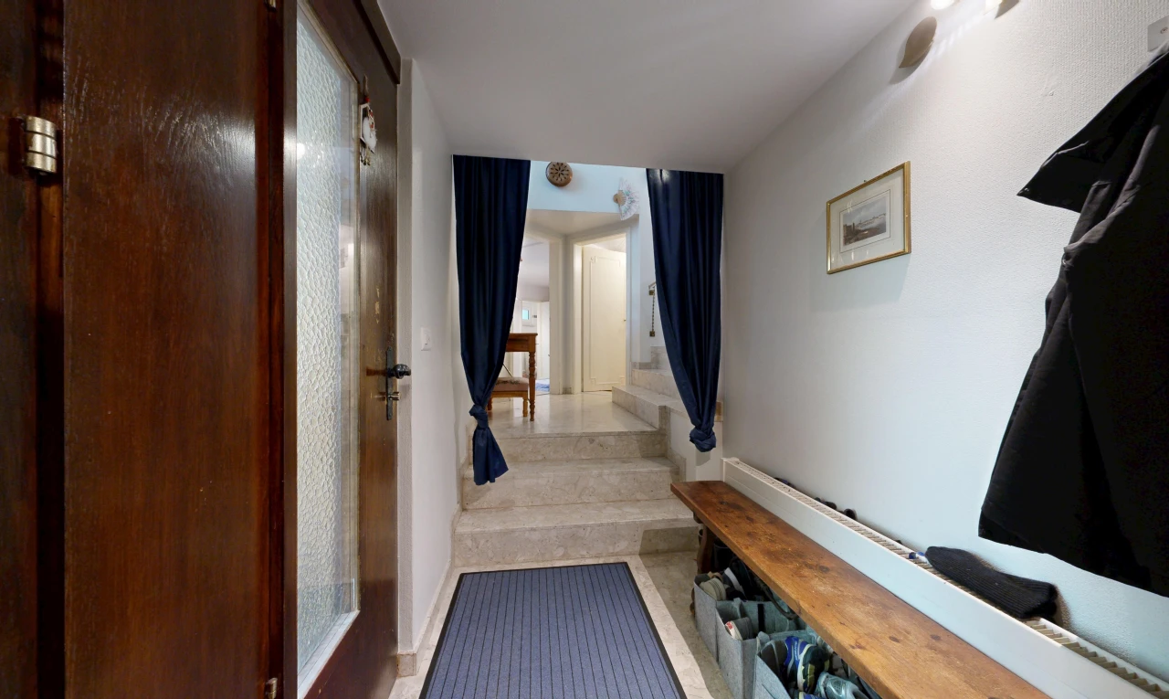 halle / korridor mit drywall, gipskartonwand, inside property, und light floor