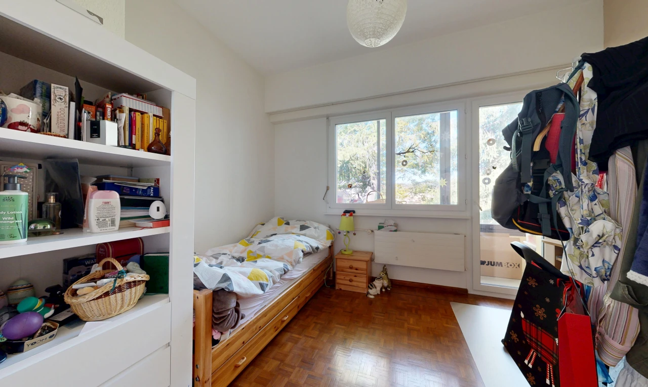 zimmer / schlafzimmer mit wood finish floor, holzfußboden, inside property, drywall, und gipskartonwand