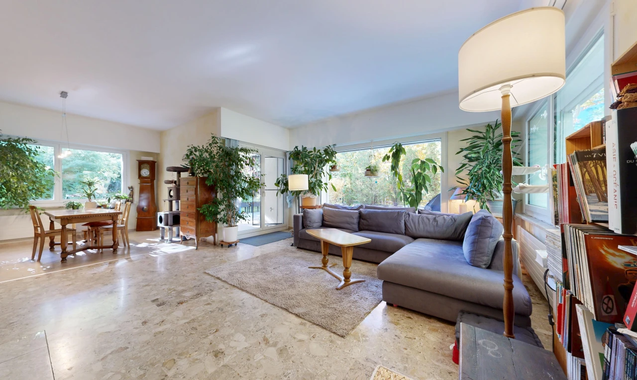 wohn- / esszimmer mit inside property, natürliches licht, pendelleuchte, drywall, und gipskartonwand