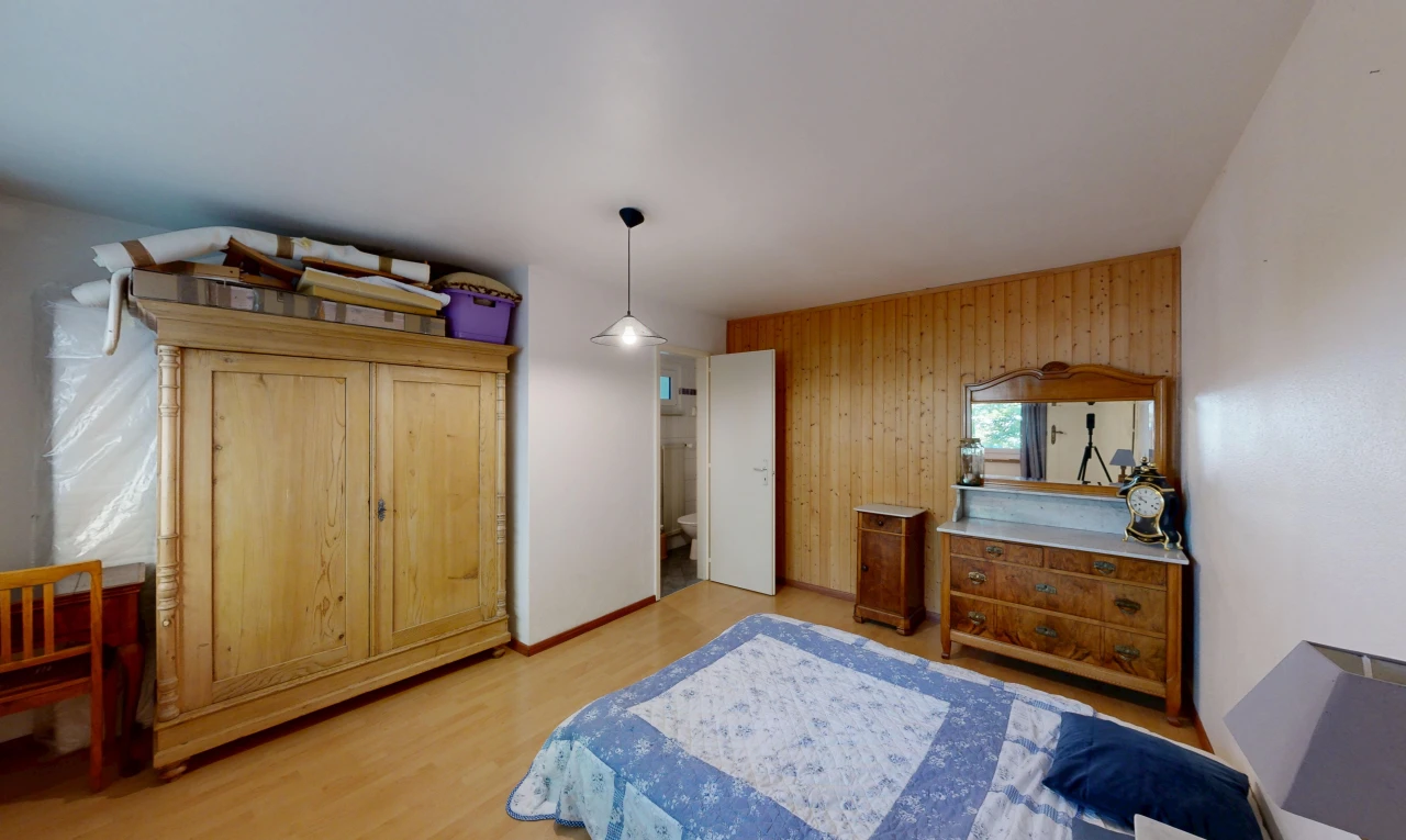 zimmer / schlafzimmer mit wood wall, holzwand, drywall, gipskartonwand, und pendelleuchte