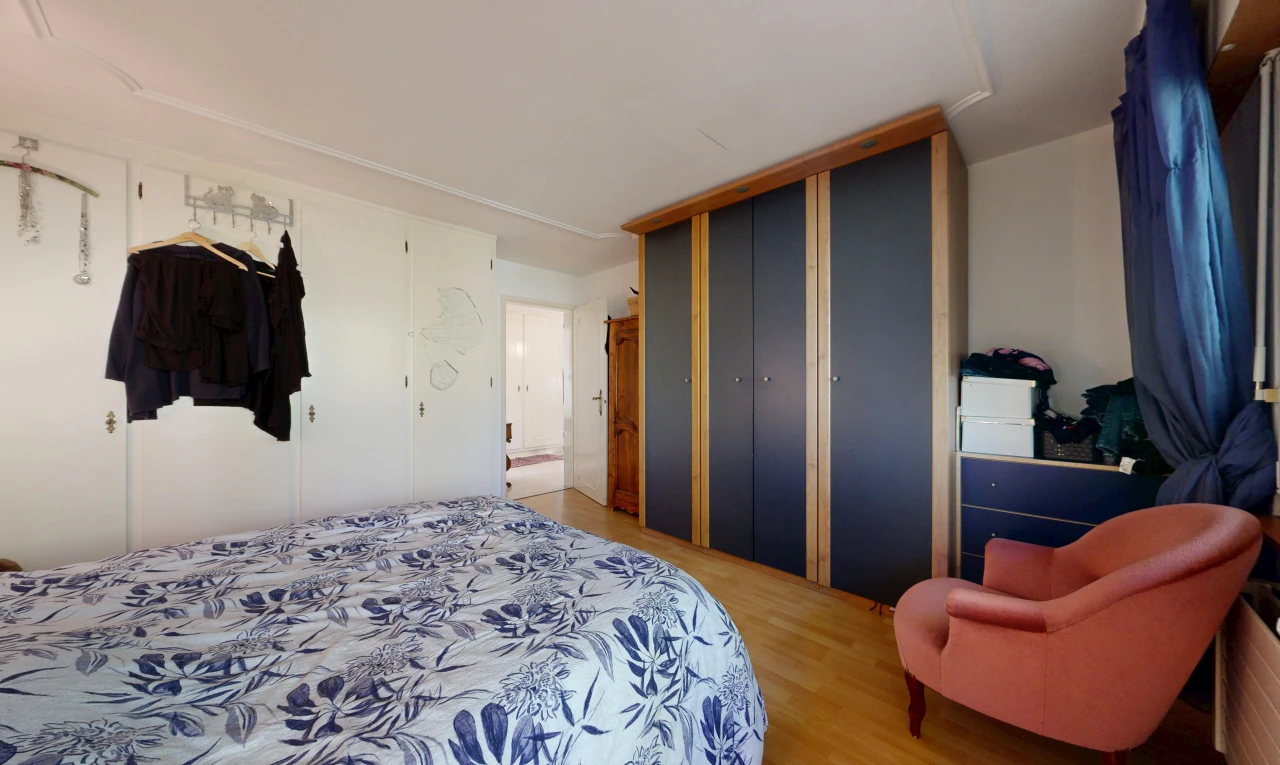 zimmer / schlafzimmer mit kleiderschrank, holzfußboden, wood finish floor, inside property, und gipskartonwand