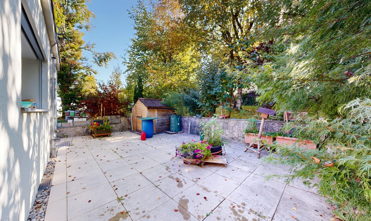 terrasse avec from property, structure extérieure, day time, abri, et terrasse