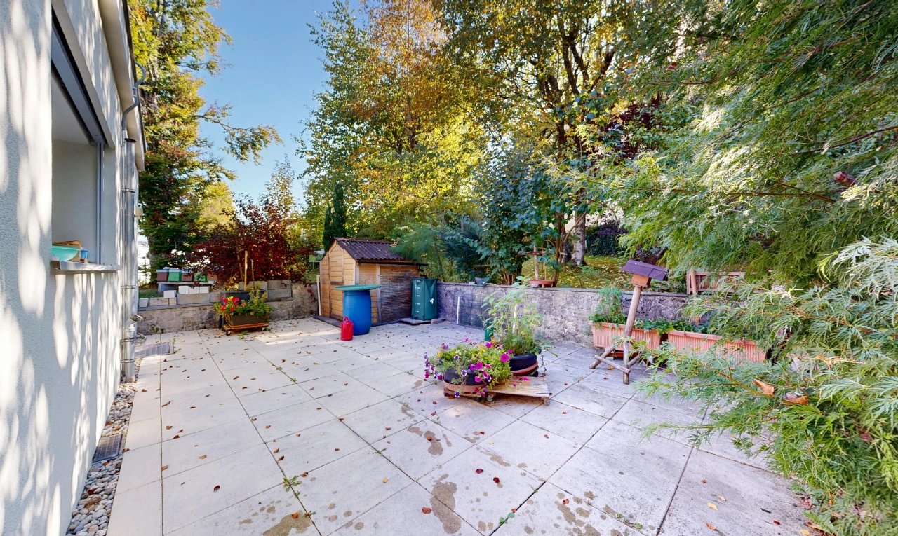 terrasse mit from property, außenansicht, day time, schuppen, und terrasse