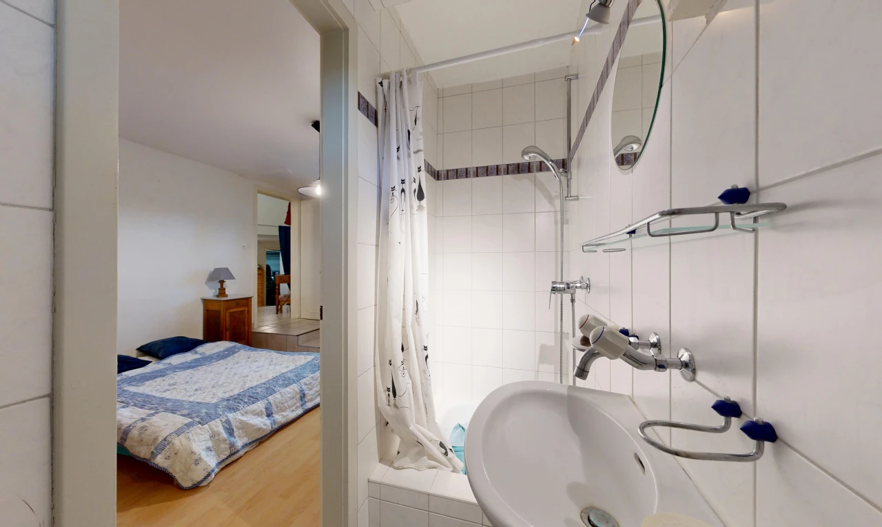 bad mit komplettes badezimmer, pendelleuchte, inside property, gipskartonwand, und drywall