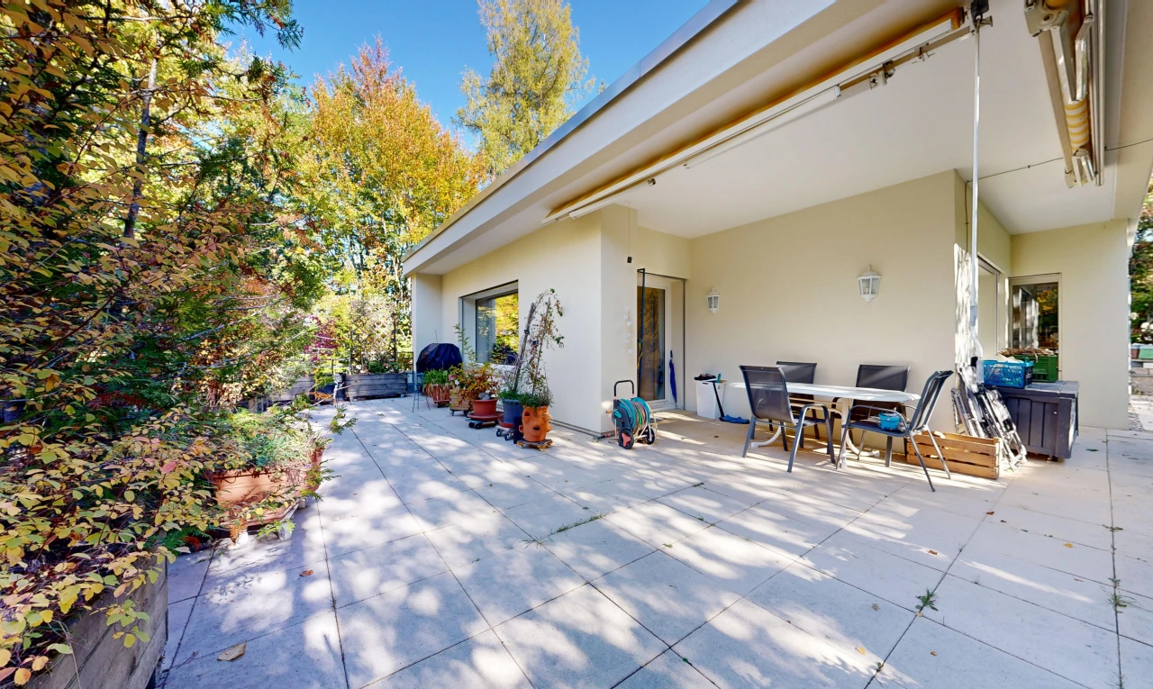 terrasse mit terrasse, property visible, essbereich im freien, from property, und day time