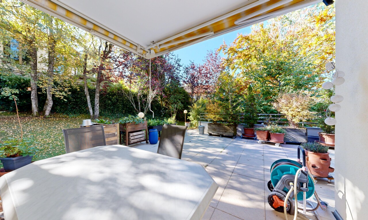 terrasse avec coin repas extérieur, terrasse, et from property