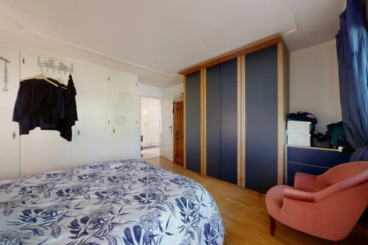 zimmer / schlafzimmer mit kleiderschrank, holzfußboden, wood finish floor, inside property, und gipskartonwand