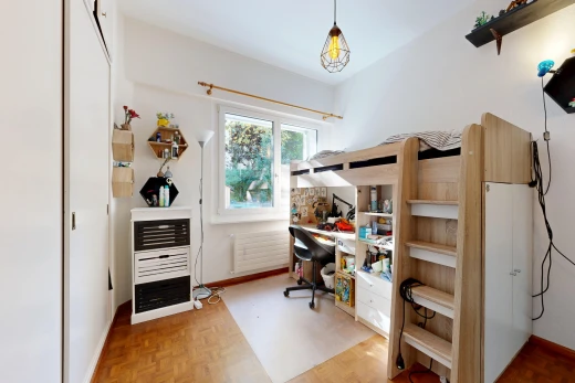 büro mit bürobereich, wood finish floor, holzfußboden, drywall, und gipskartonwand