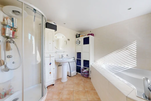 bad mit komplettes badezimmer, spiegel, dusche, tile floor, und fliesenboden