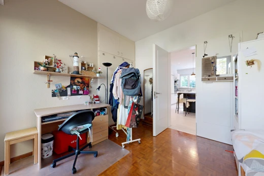 büro mit pendelleuchte, holzfußboden, wood finish floor, gipskartonwand, und drywall