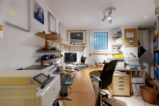 büro mit fernseher und natürliches licht