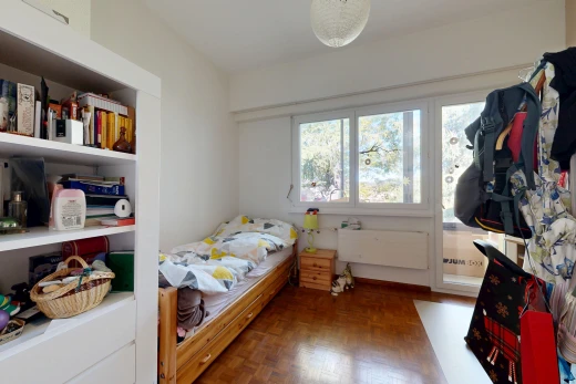 zimmer / schlafzimmer mit wood finish floor, holzfußboden, inside property, drywall, und gipskartonwand