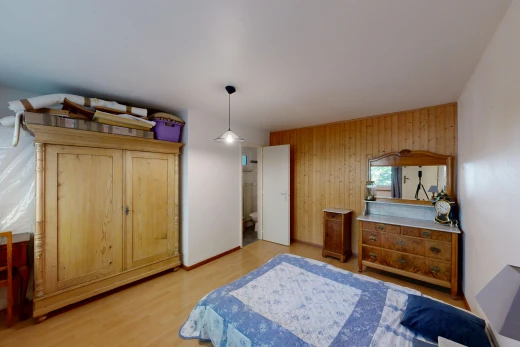 zimmer / schlafzimmer mit wood wall, holzwand, drywall, gipskartonwand, und pendelleuchte