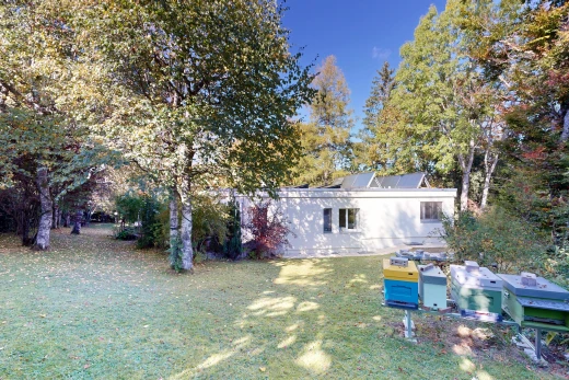garten mit solaranlage, rasen, property visible, und day time