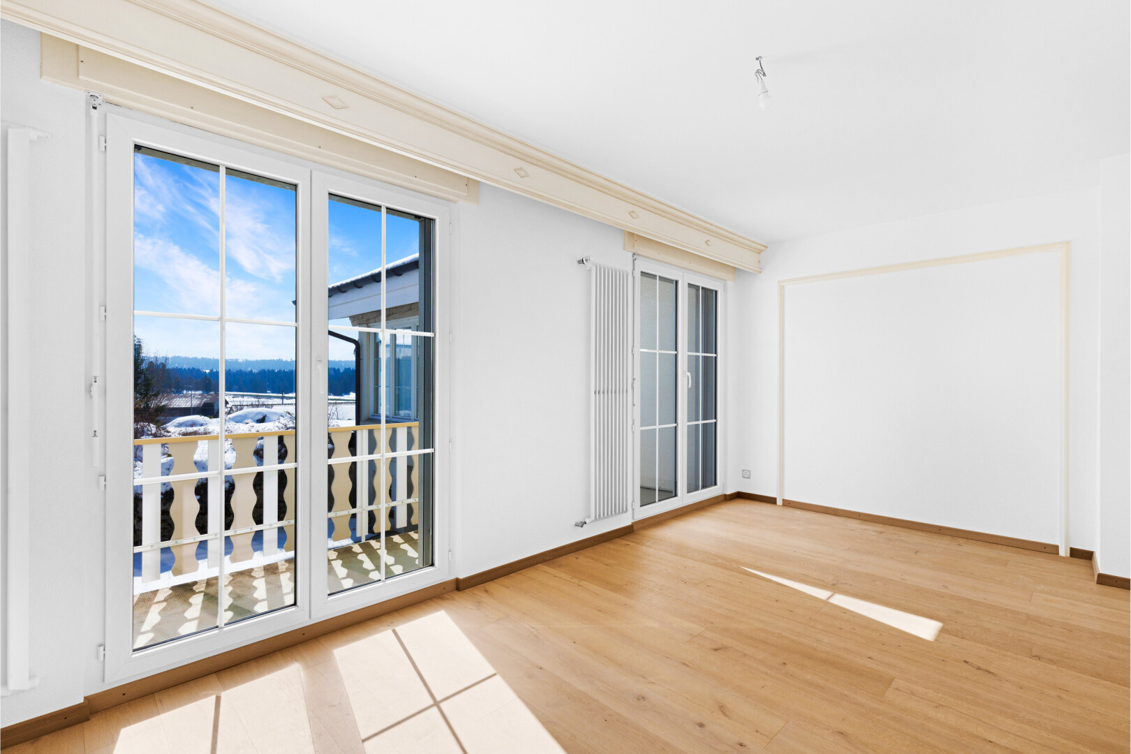 pièce vide avec sol en finition bois, wood finish floor, inside property, cloison sèche, et drywall