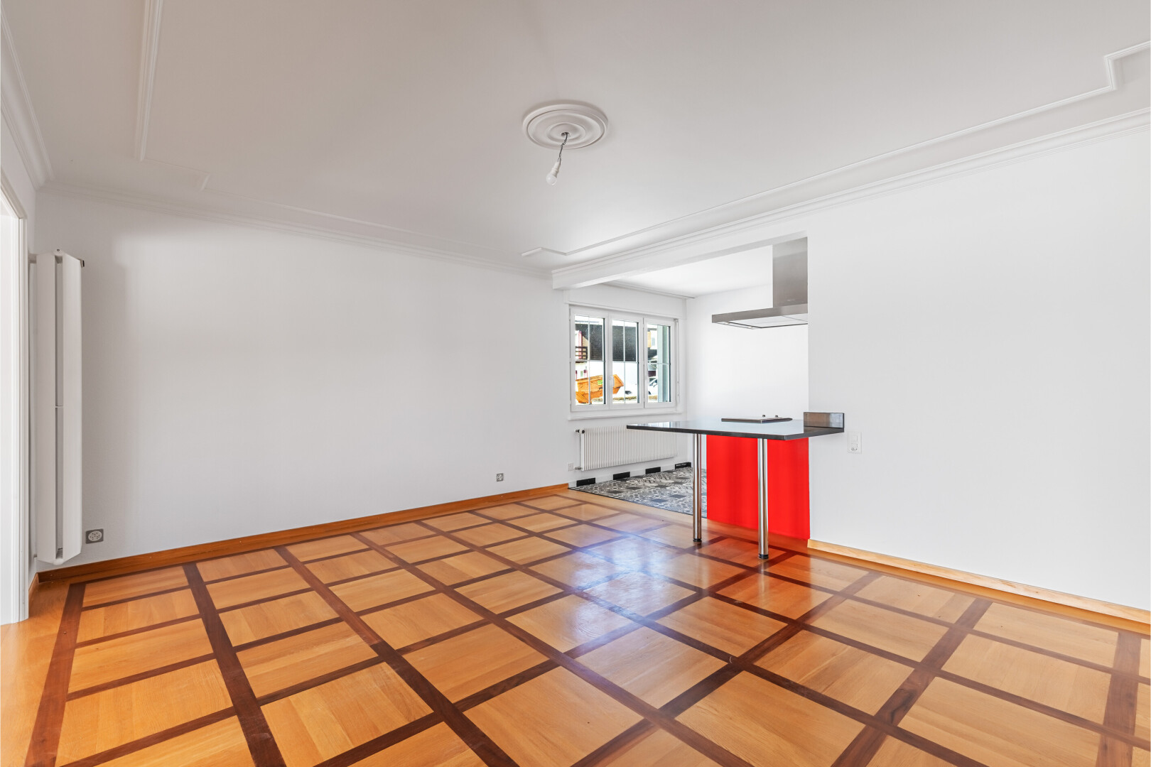 pièce vide avec moulures, crown molding, inside property, radiateur, et lumière naturelle
