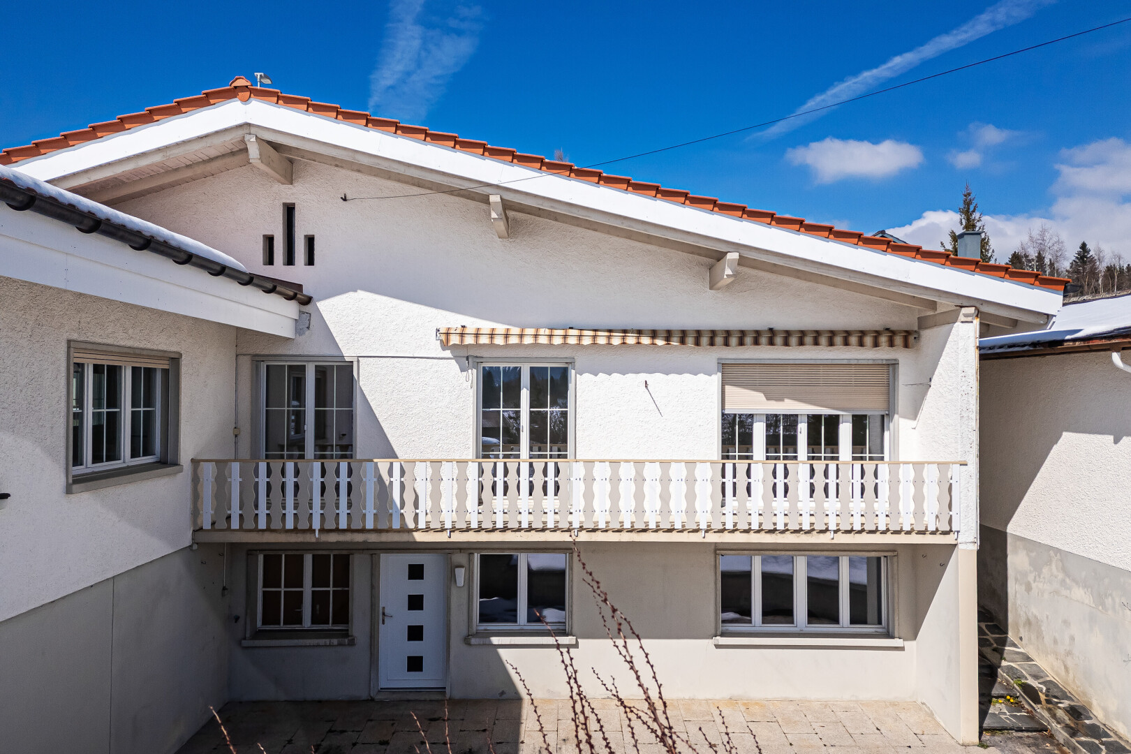 façade avec day time, bardage en stuc, property visible, et balcon