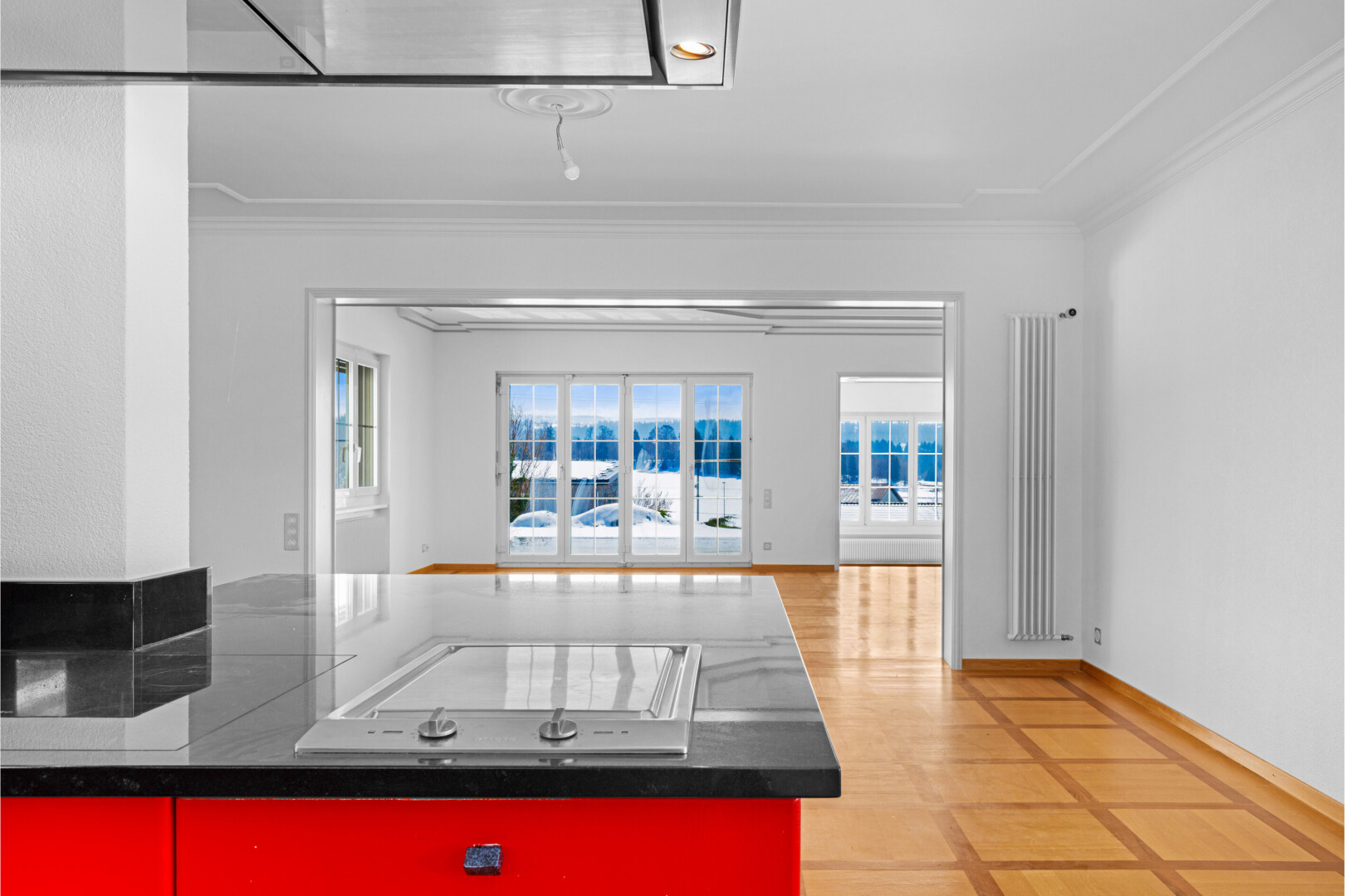 cuisine avec dark countertops, light floor, inside property, plaque de cuisson, et drywall