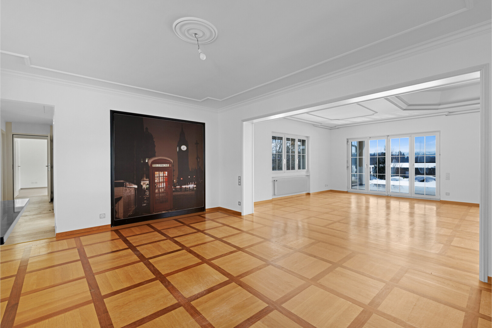 pièce vide avec inside property, cloison sèche, drywall, light floor, et moulures