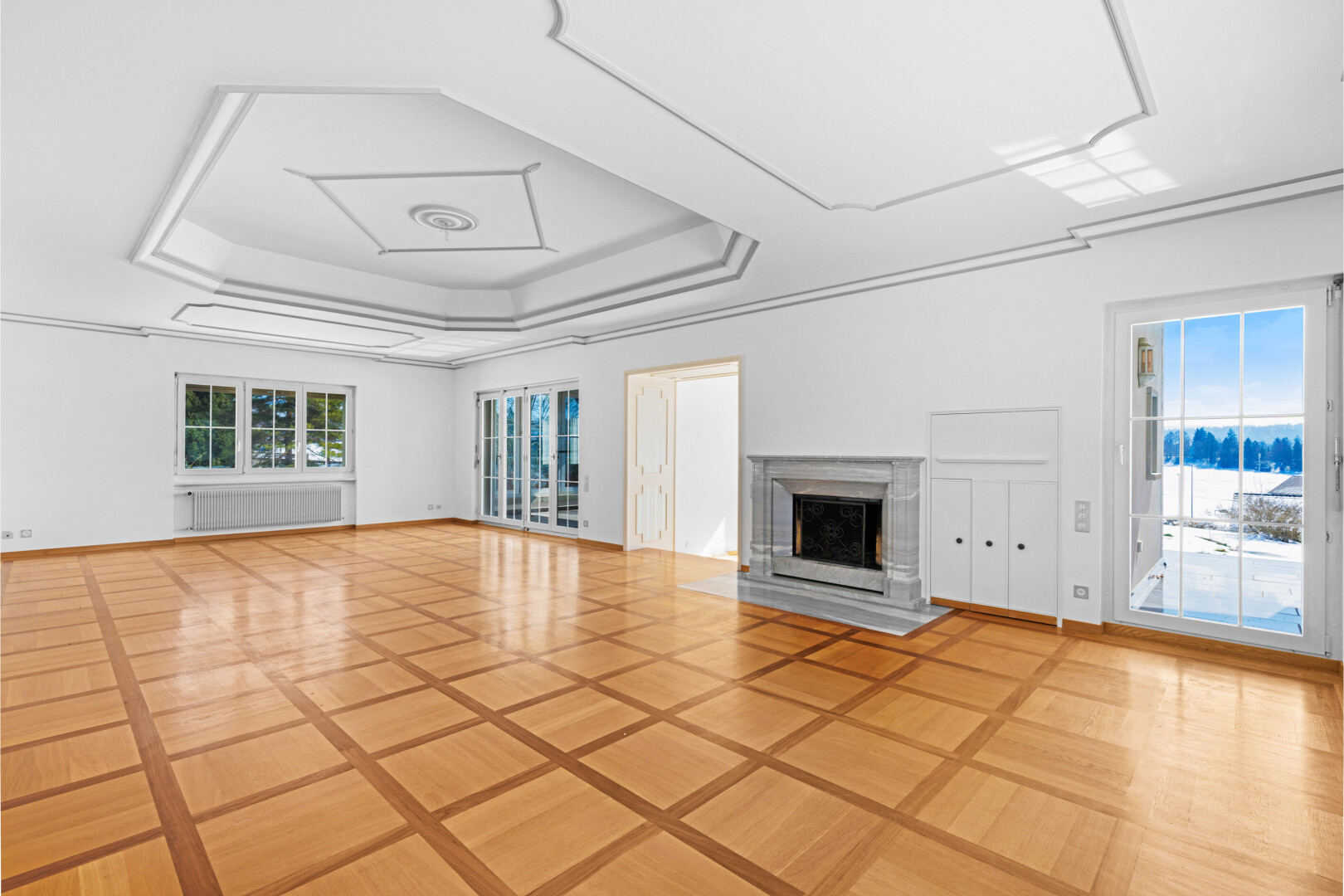 pièce vide avec cloison sèche, drywall, plafond à plateaux, tray ceiling, et inside property
