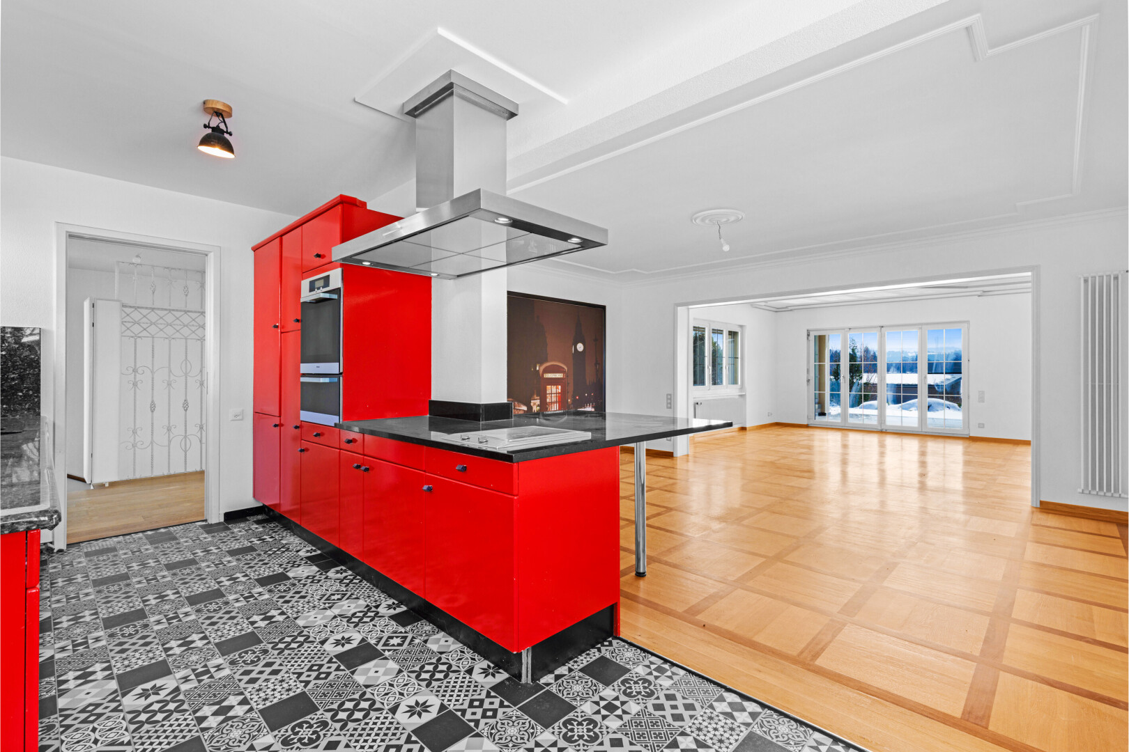 cuisine avec bar de cuisine, kitchen bar, dark countertops, ouvert sur l'espace de vie, et opens to living area