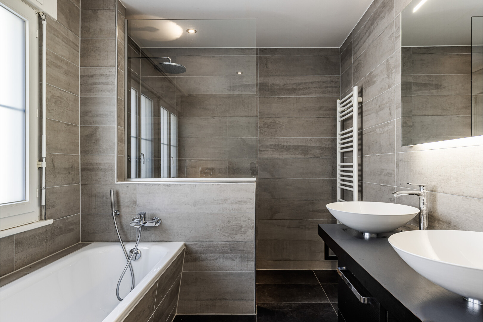 salle de bains avec miroir, tile wall, mur en carrelage, salle de bain complète, et double vasque