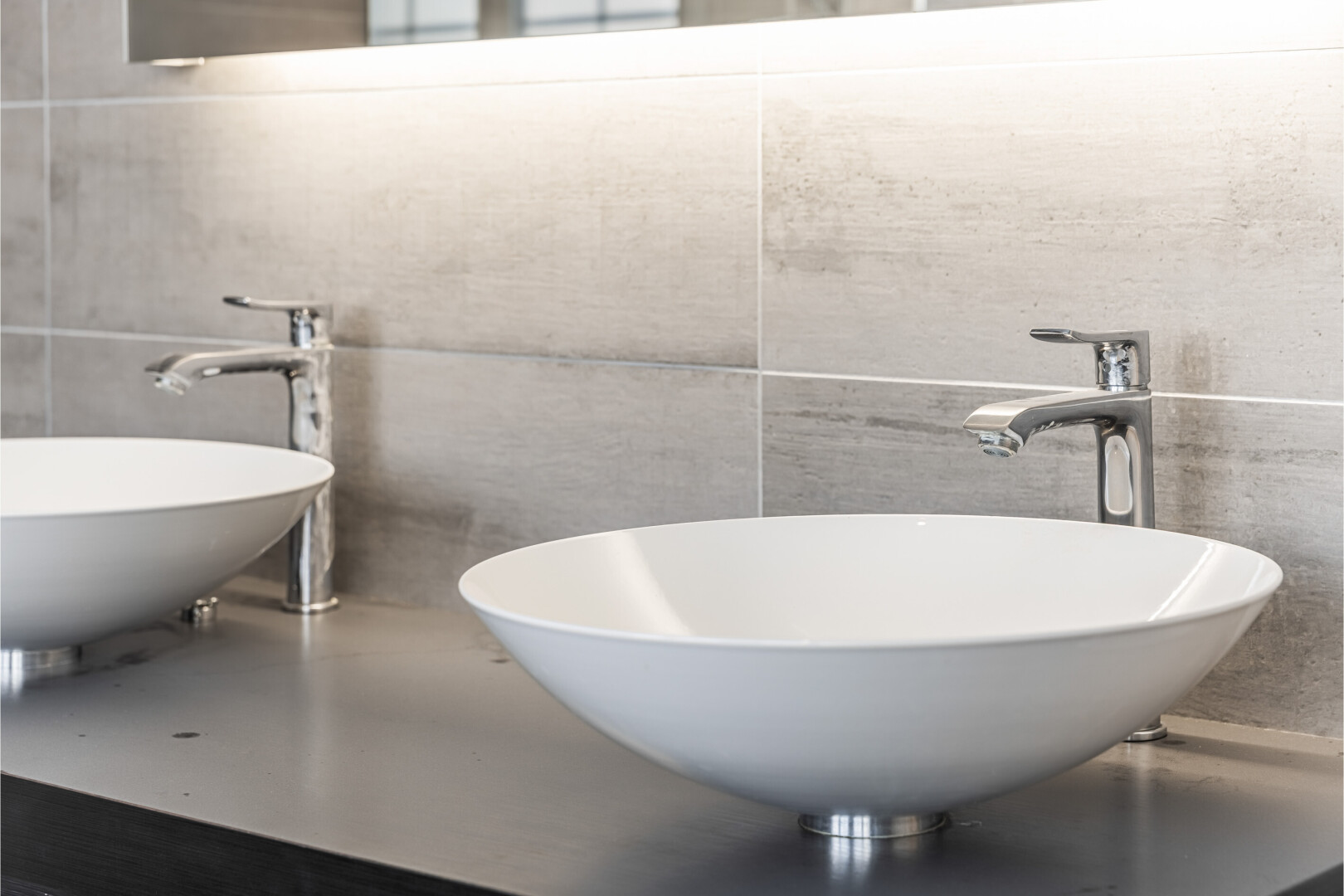 salle de bains avec bain, salle de bain complète, évier, inside property, et mur en carrelage