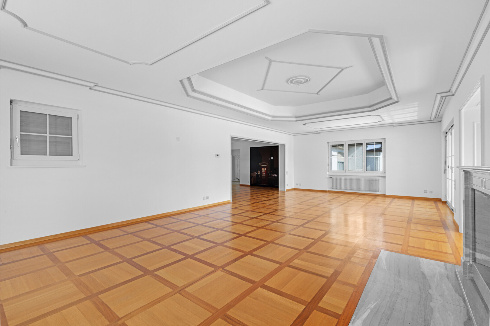 pièce vide avec tray ceiling, plafond à plateaux, drywall, cloison sèche, et cheminée