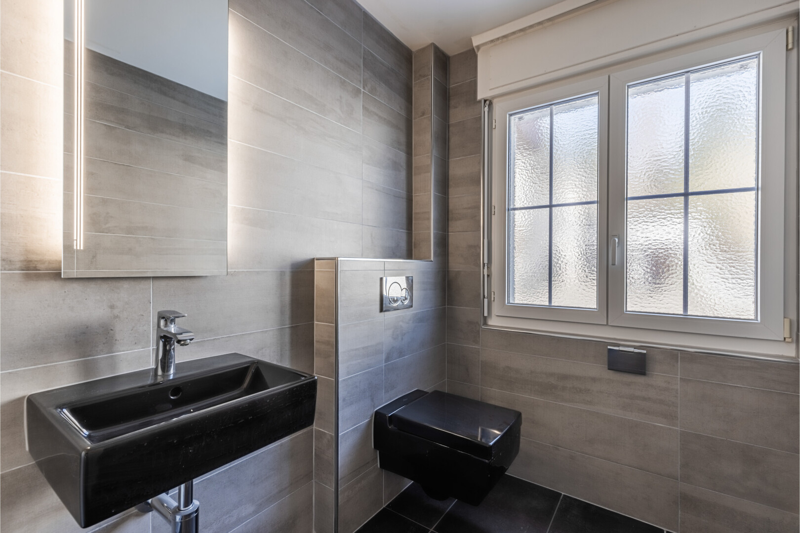 salle de bains avec tile wall, mur en carrelage, inside property, natural light, et lumière naturelle