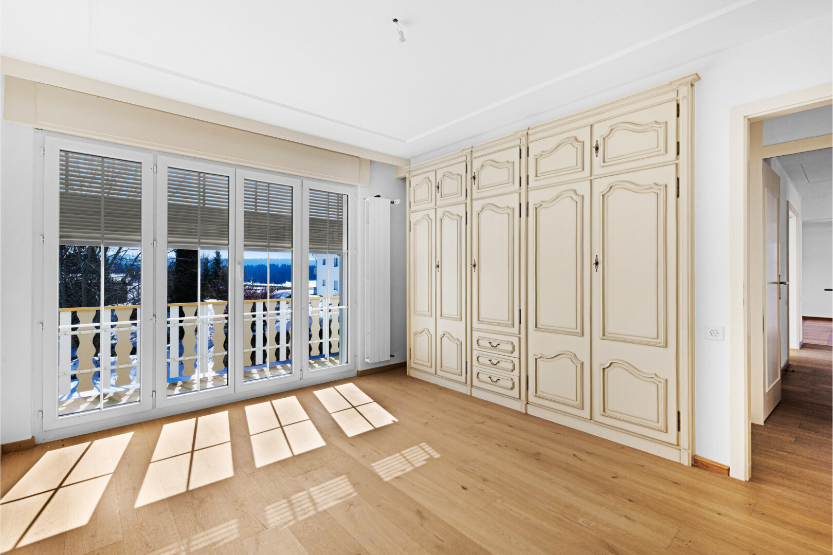 pièce vide avec sol en finition bois, wood finish floor, light floor, cloison sèche, et drywall