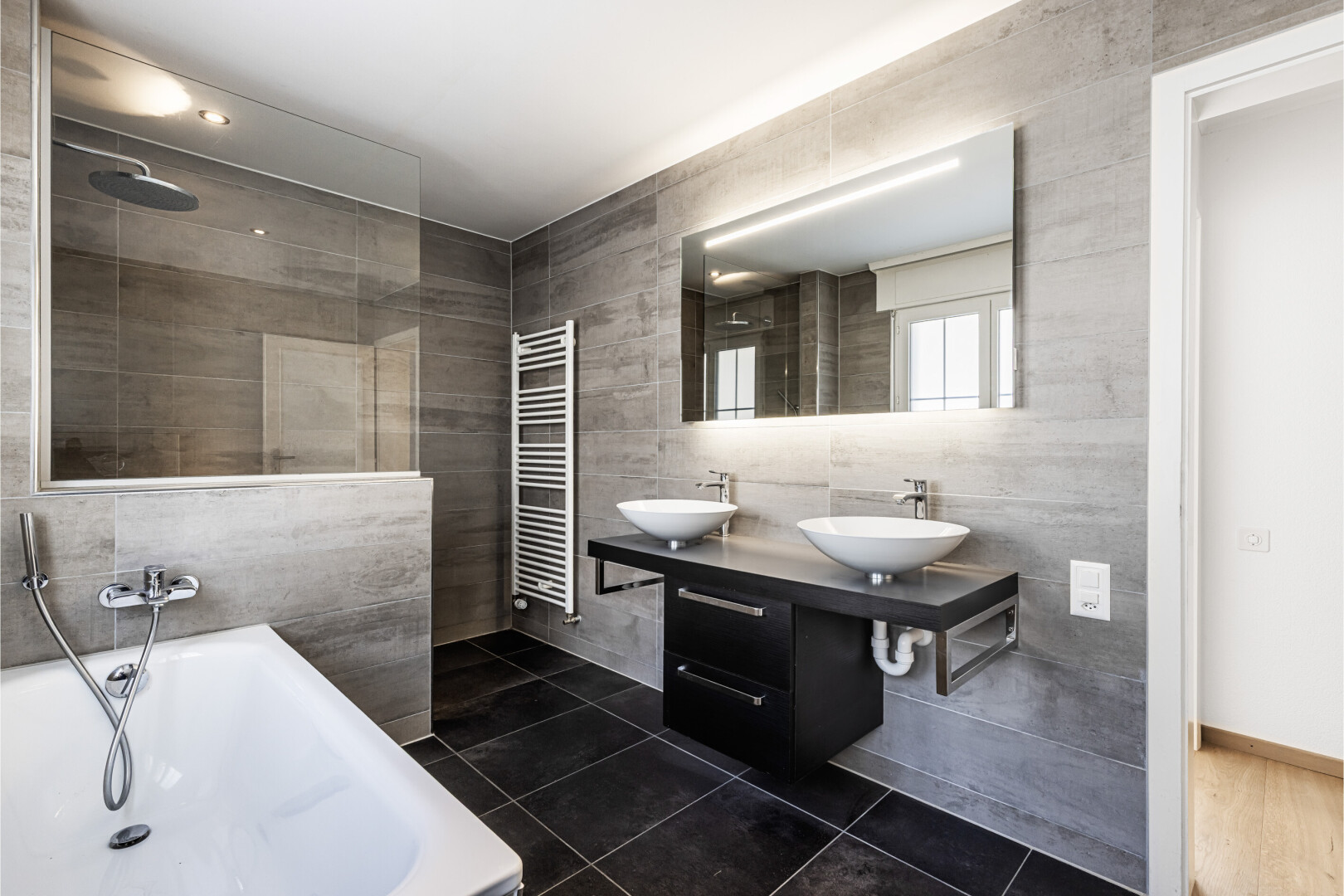 salle de bains avec mur en carrelage, tile wall, bain, salle de bain complète, et douche