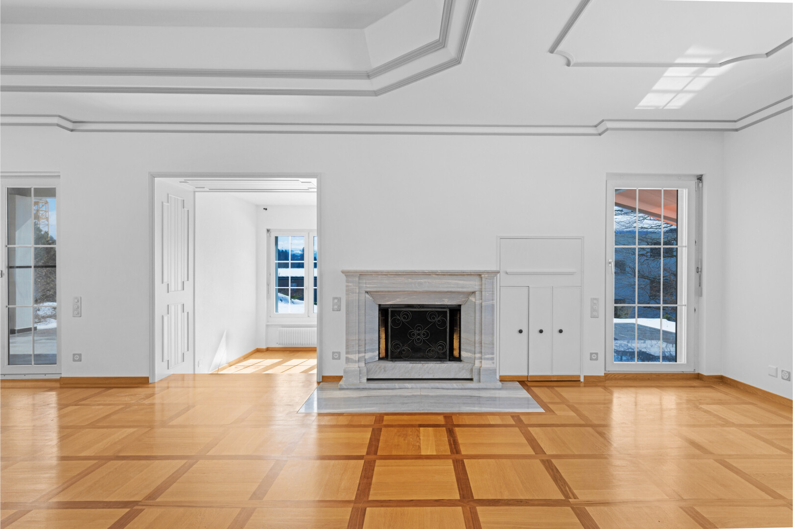 pièce vide avec cheminée, drywall, cloison sèche, inside property, et inlaid floor