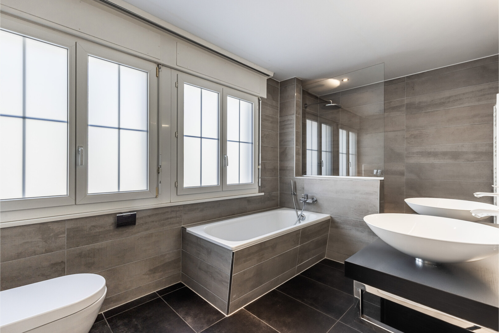 salle de bains avec mur en carrelage, tile wall, salle de bain complète, toilette, et sol en carrelage