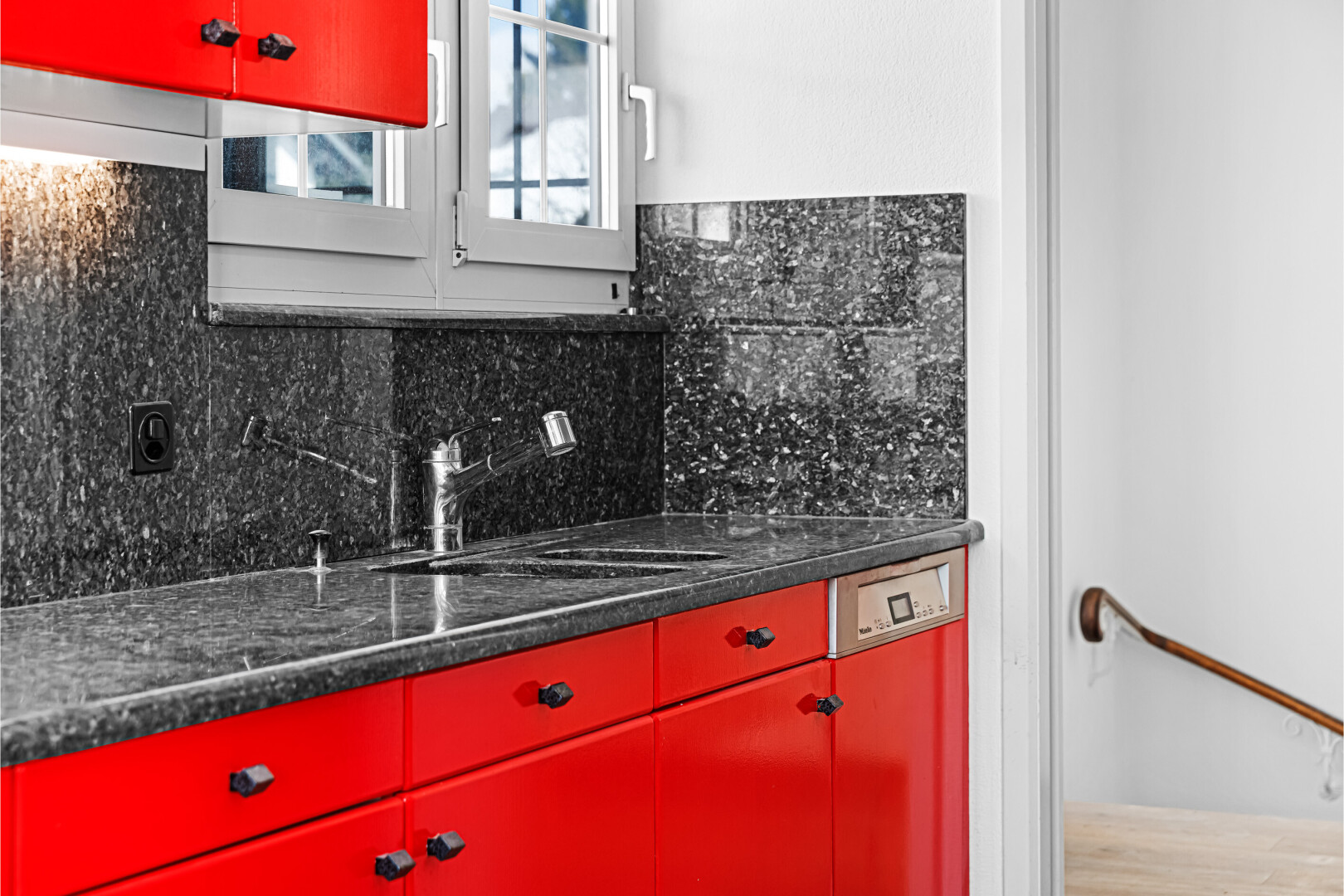 cuisine avec armoires rouges, red cabinets, inside property, cloison sèche, et drywall