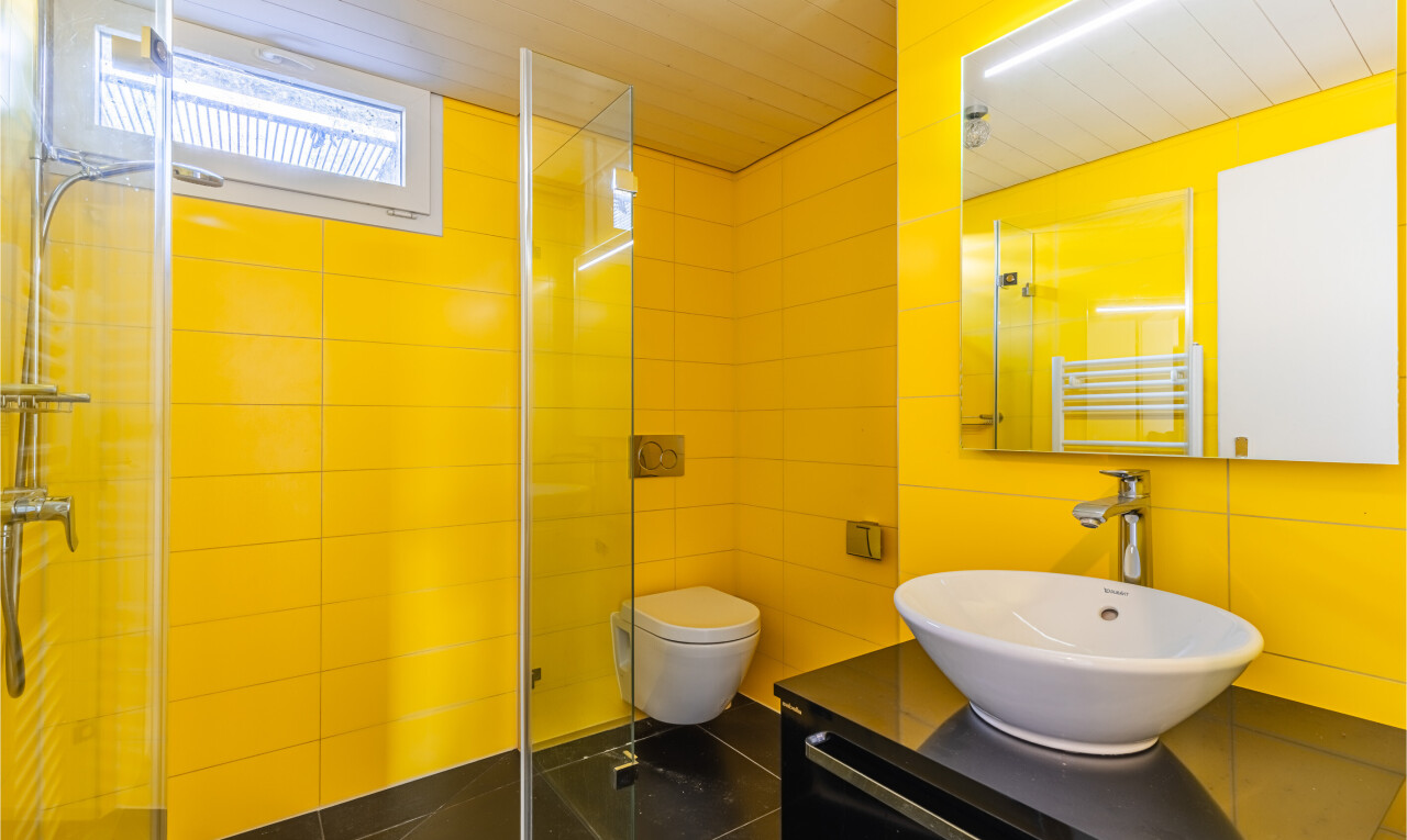 salle de bains avec chauffe-serviettes, miroir, salle de bain complète, lavabo (ou coiffeuse selon le contexte), et douche