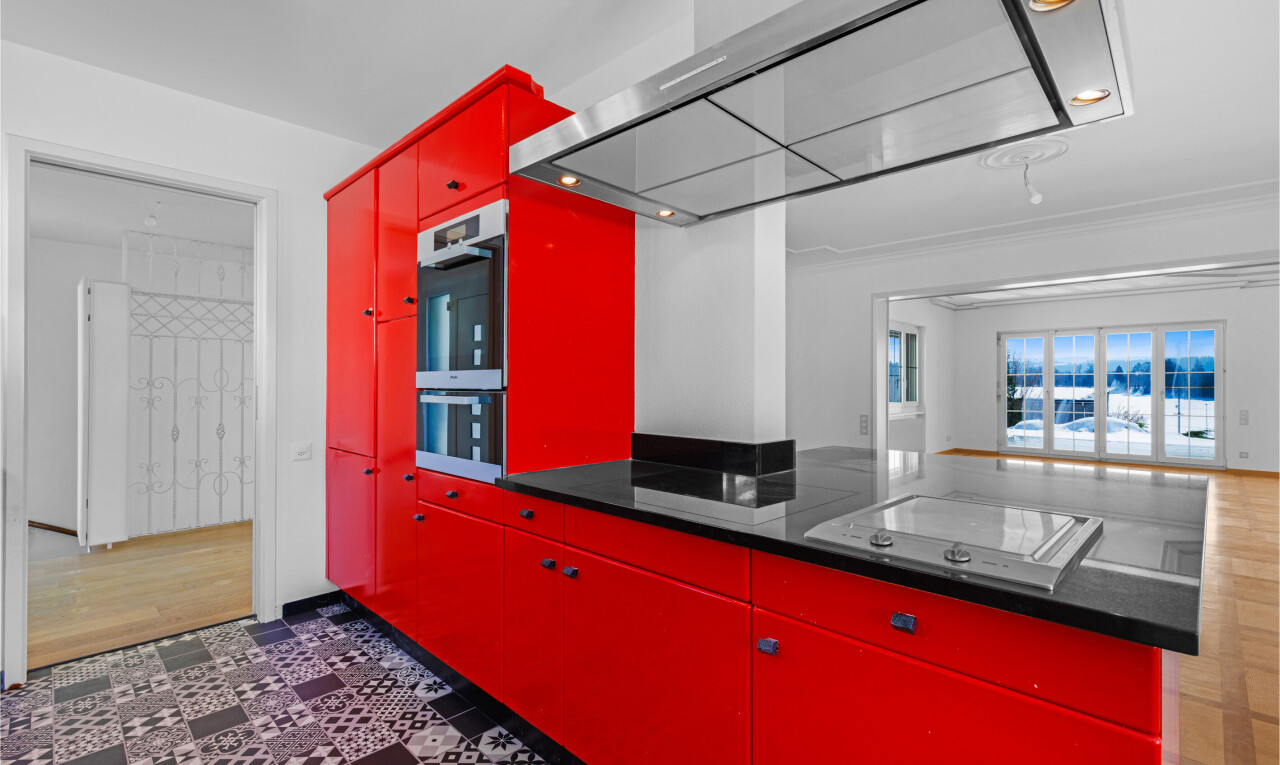 cuisine avec hotte, red cabinets, armoires rouges, recessed lighting, et éclairage encastré