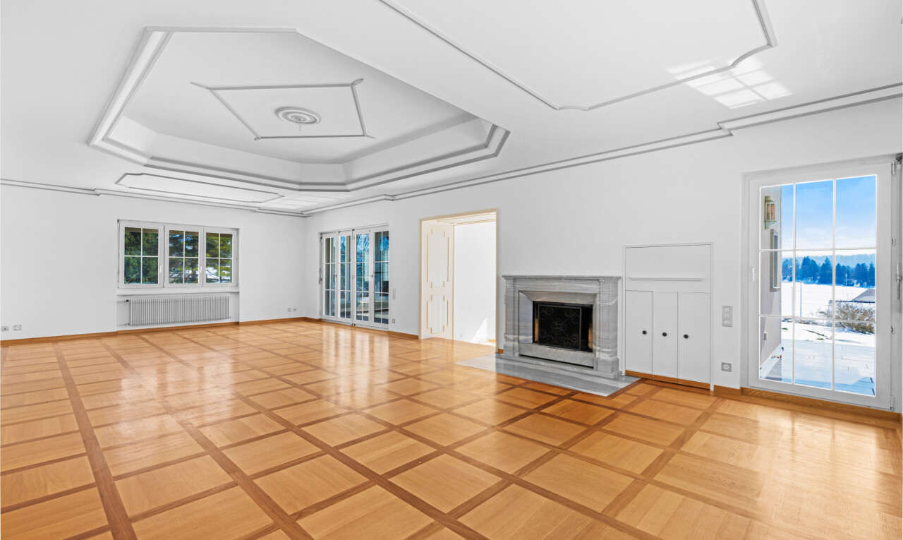 pièce vide avec cloison sèche, drywall, plafond à plateaux, tray ceiling, et inside property