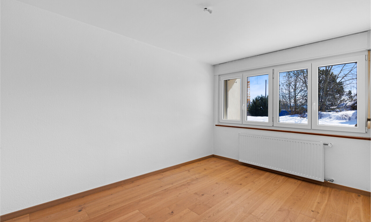 pièce vide avec radiateur, sol en finition bois, wood finish floor, inside property, et cloison sèche