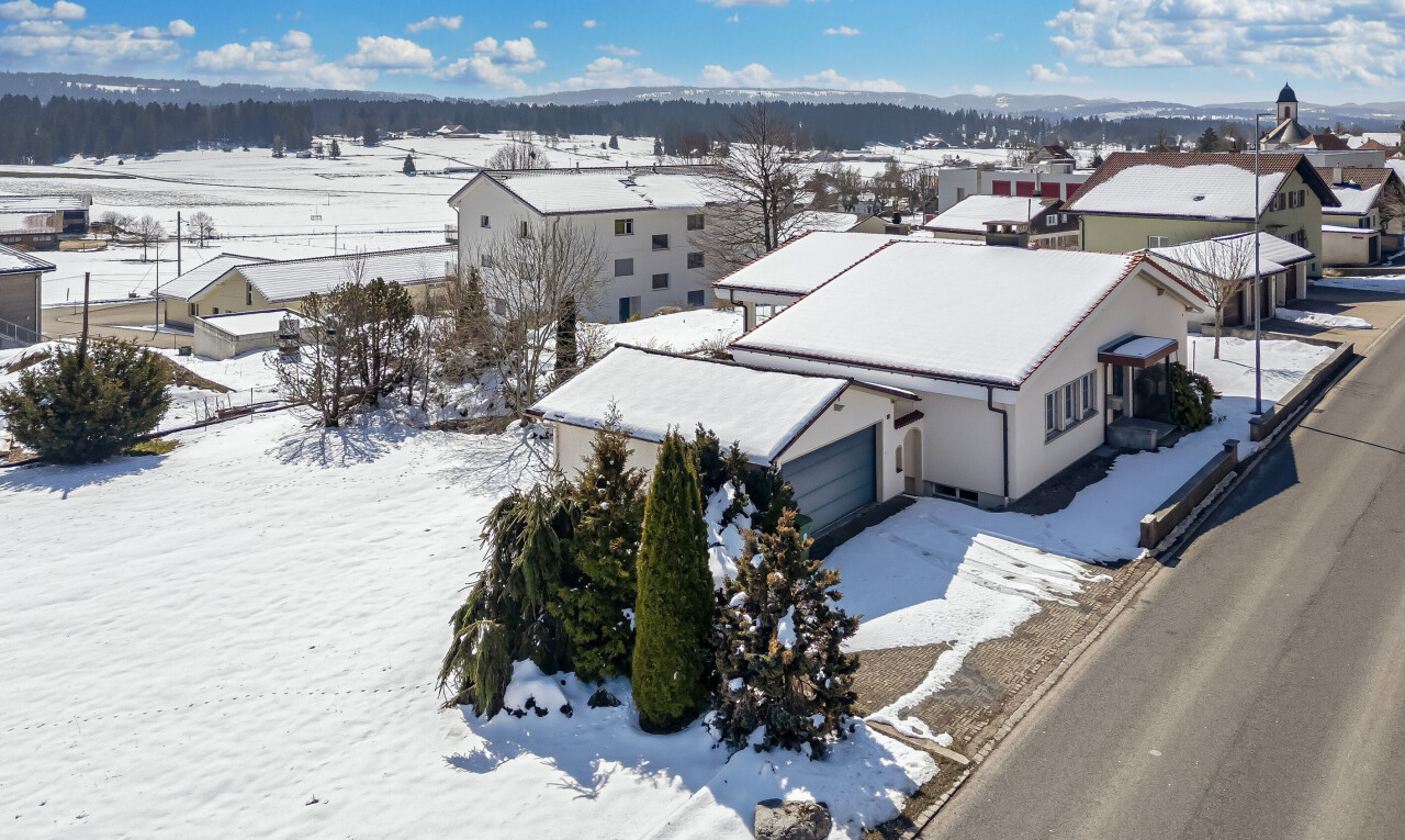 extérieur du bâtiment avec day time, snow, drone view, vue résidentielle, et residential view