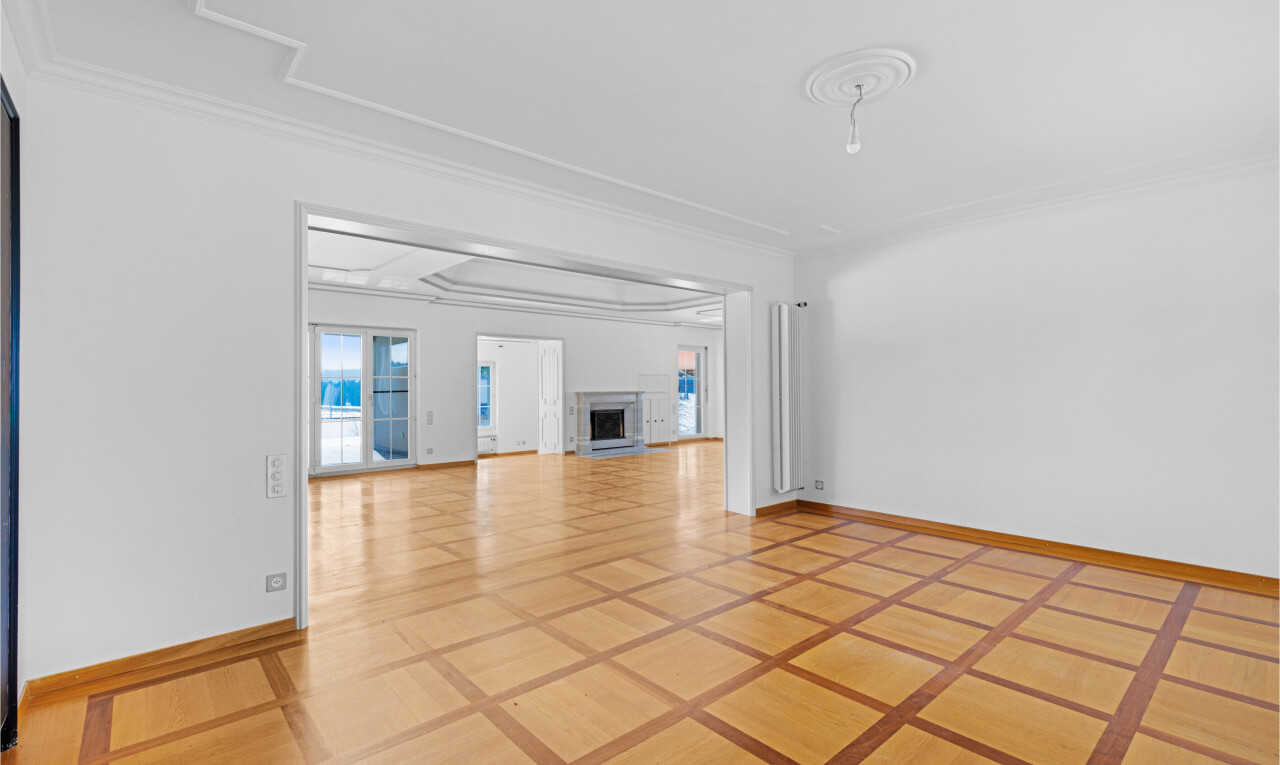 pièce vide avec inside property, cloison sèche, drywall, cheminée, et light floor