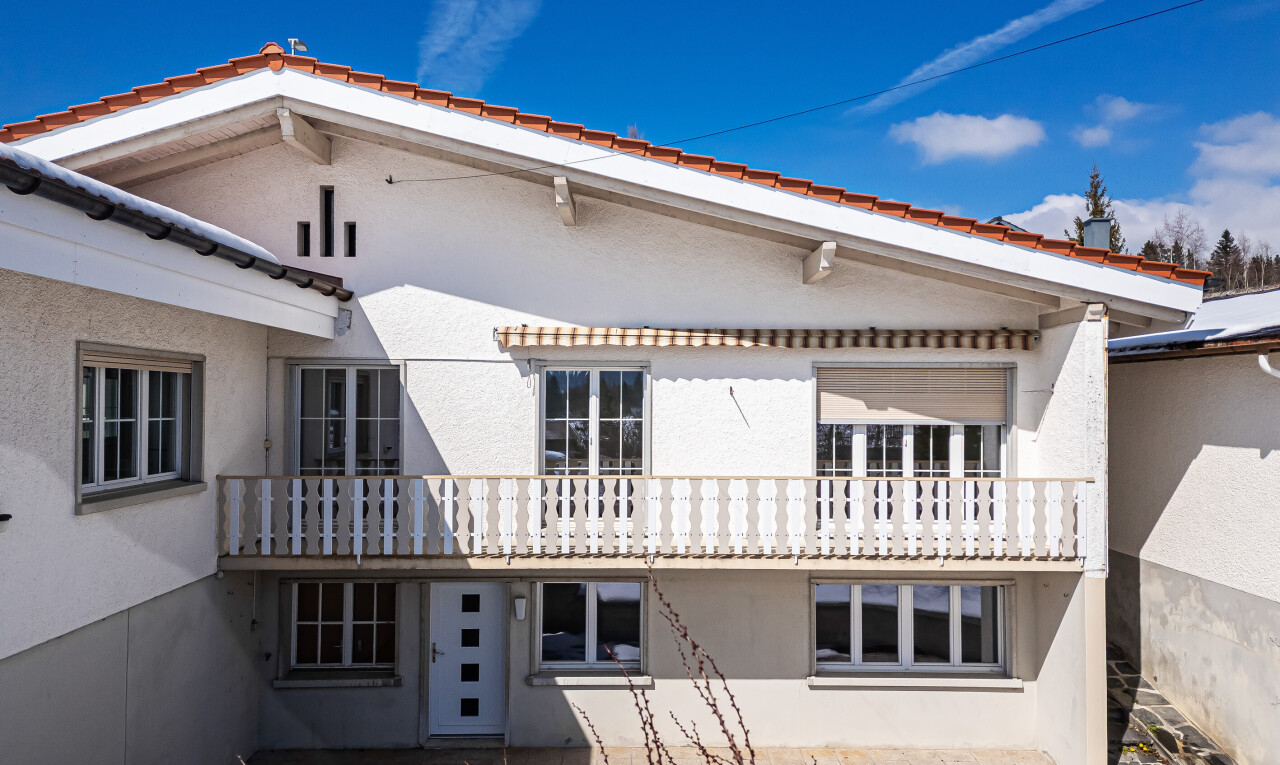 façade avec day time, bardage en stuc, property visible, et balcon