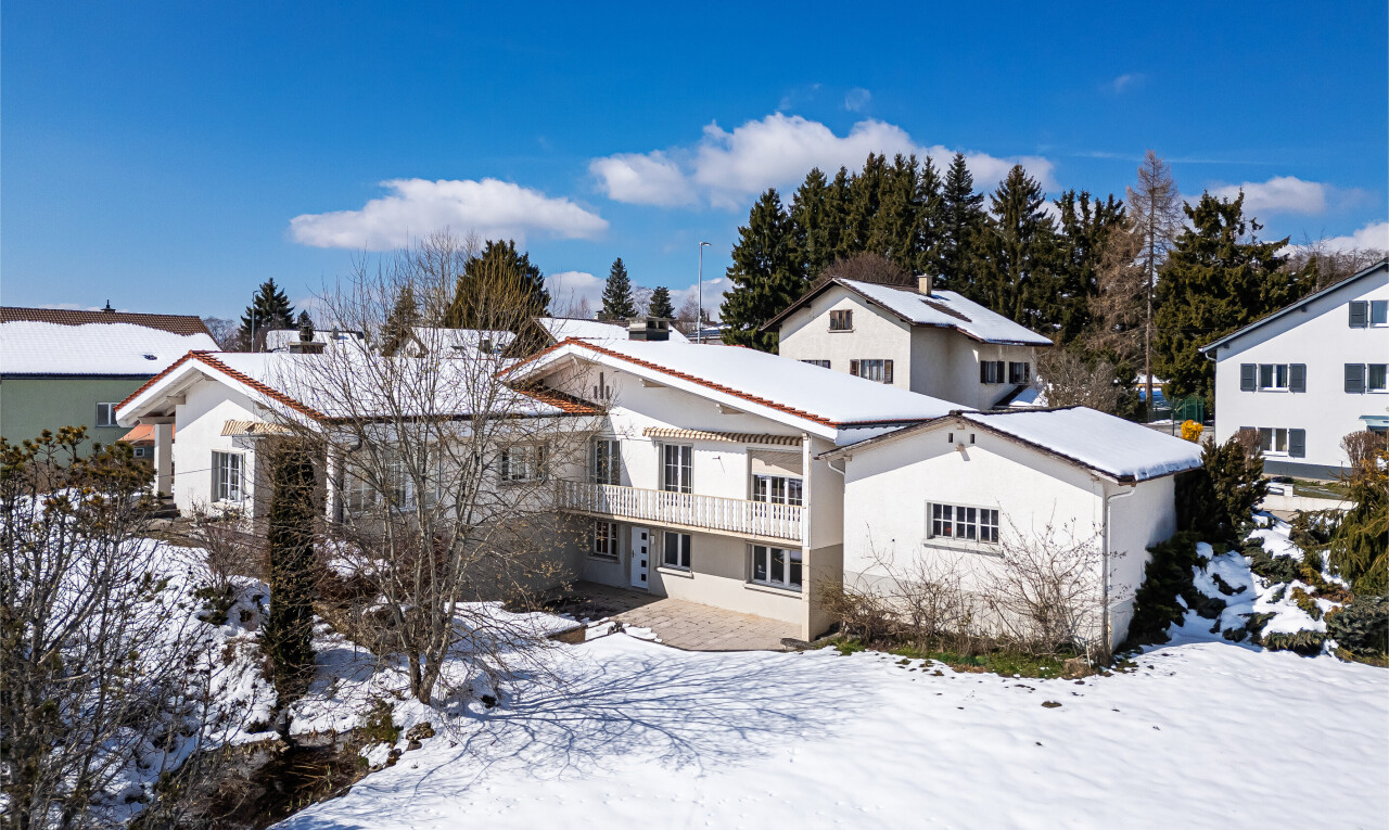 façade avec property visible, snow, day time, et balcon