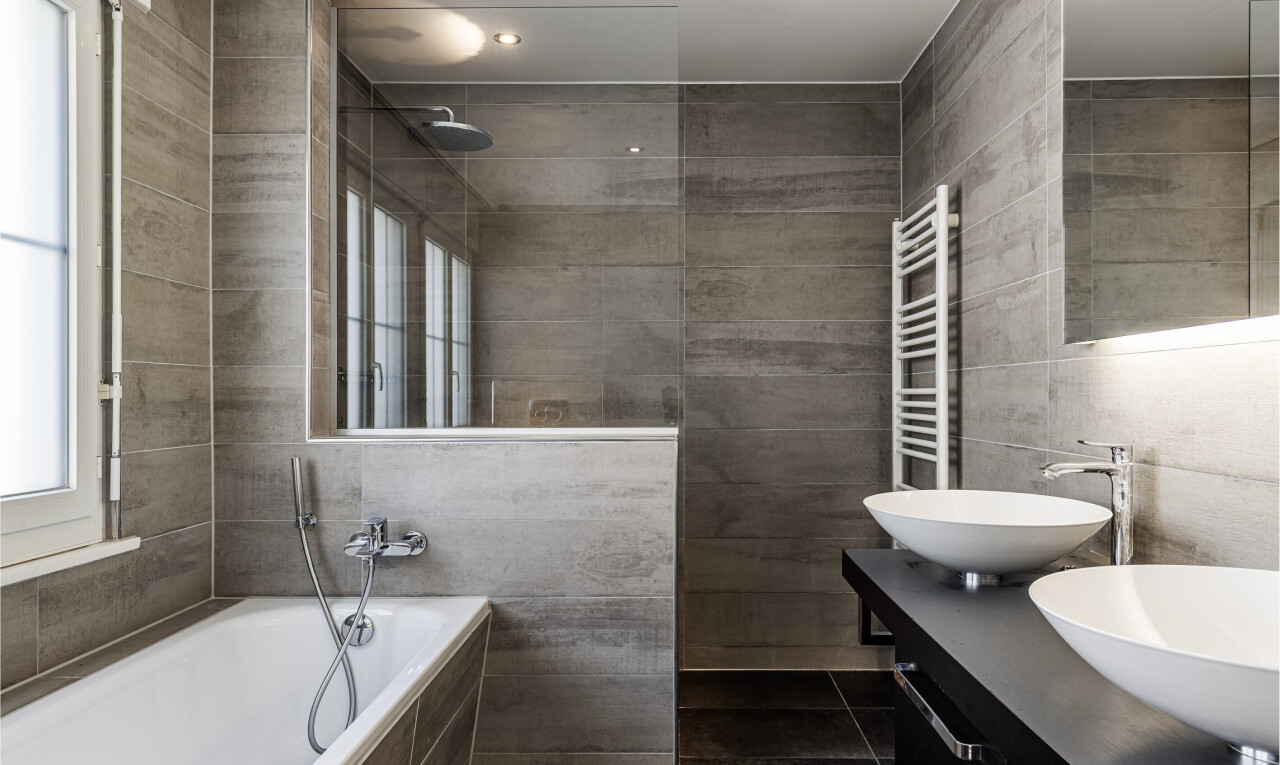 salle de bains avec miroir, tile wall, mur en carrelage, salle de bain complète, et double vasque