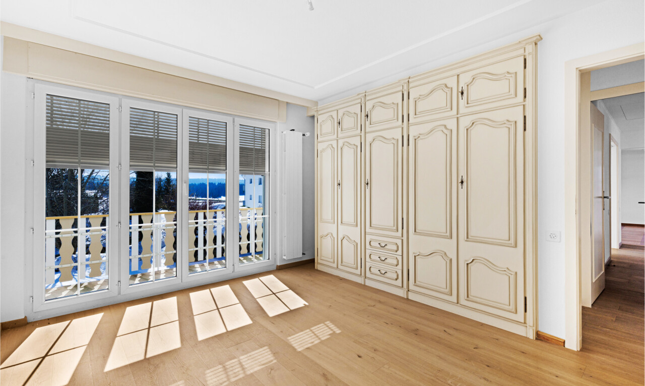 pièce vide avec sol en finition bois, wood finish floor, light floor, cloison sèche, et drywall