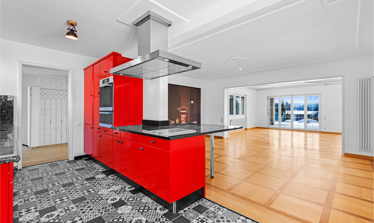cuisine avec bar de cuisine, kitchen bar, dark countertops, ouvert sur l'espace de vie, et opens to living area
